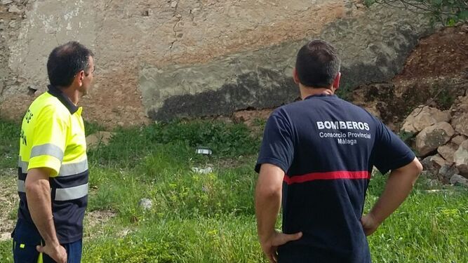 Bomberos y efectivos del Ayuntamiento de Benaoján inspeccionan una zona tras el terremoto.